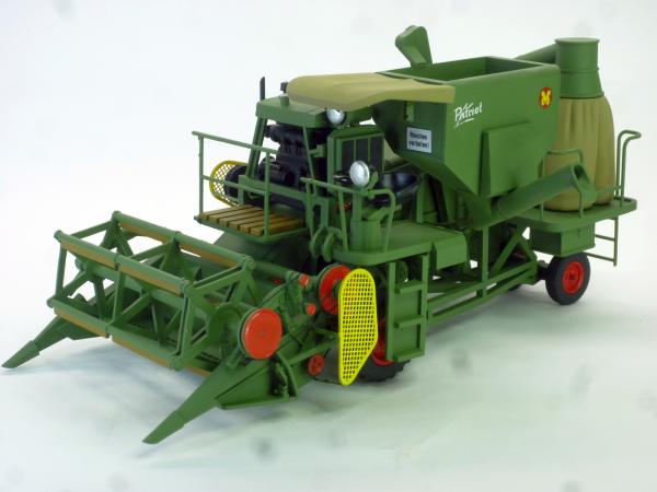 Mähdrescher E175 mit Spreusack oxidgrün  1:32